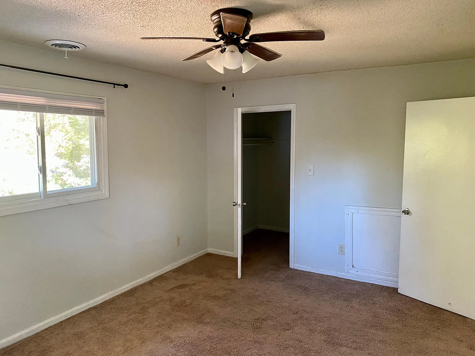 604 W Markham Ave — Photo 4