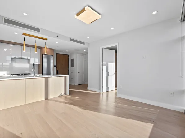 38-20 Parsons Boulevard image 7 of 19