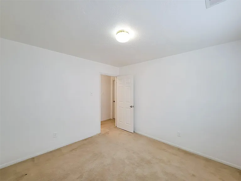 16807 Sussex Dr — Photo 11