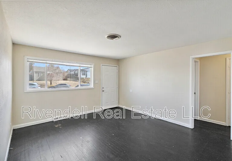 1127 Xenia St — Photo 3