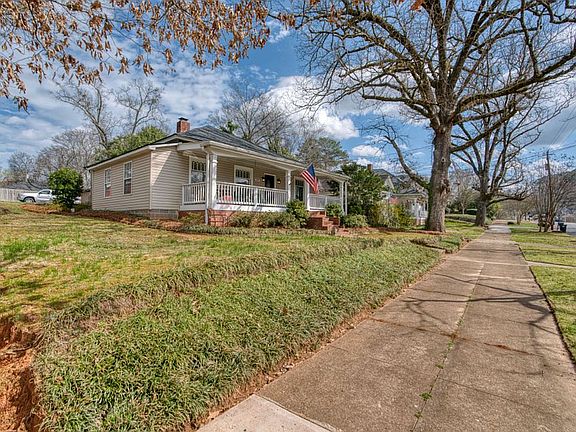 3rd image of 219 E 11th St SE