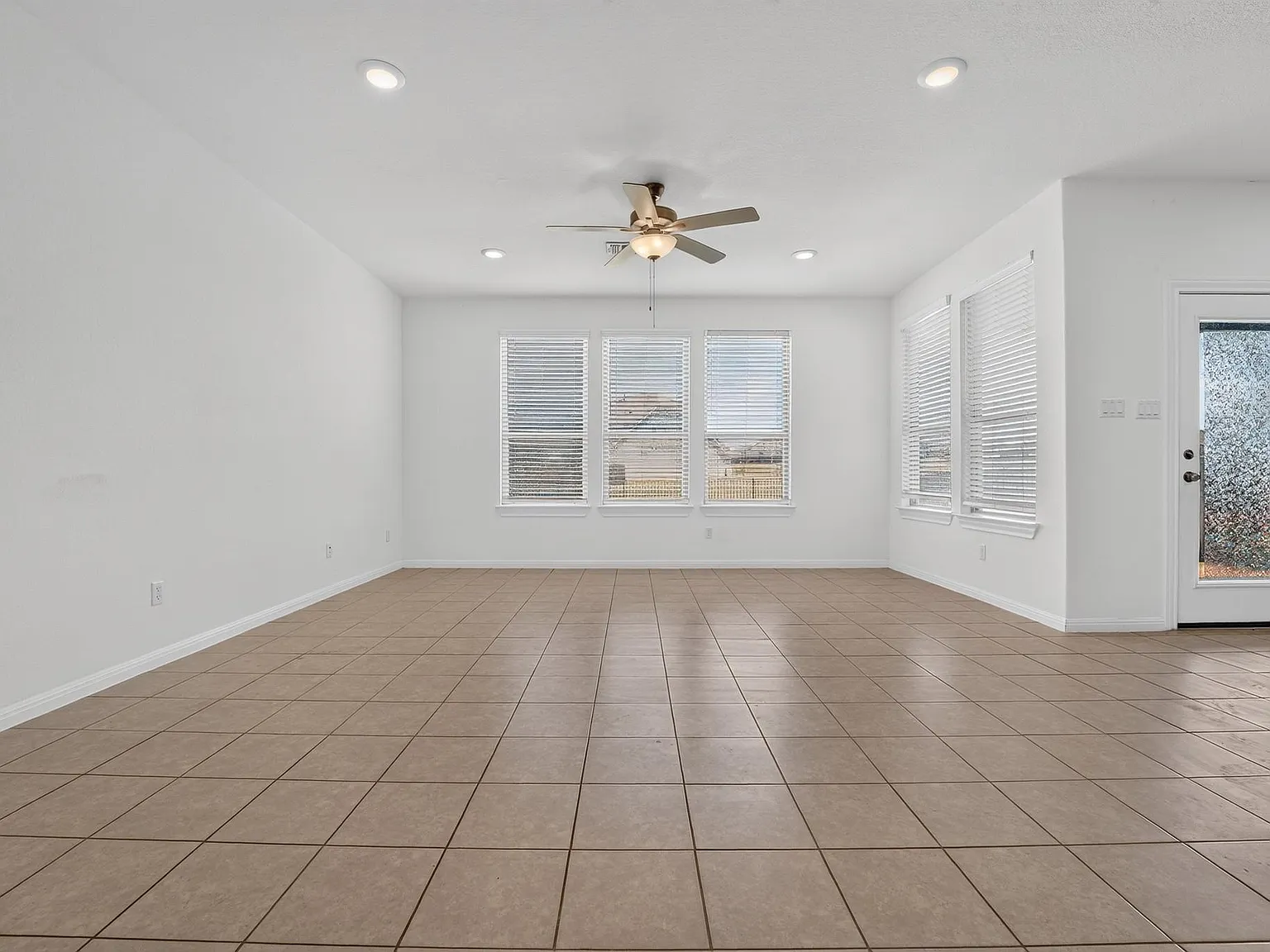 4 bed, 3.0 bath, 2362 sqft, $2,495 — Photo 4
