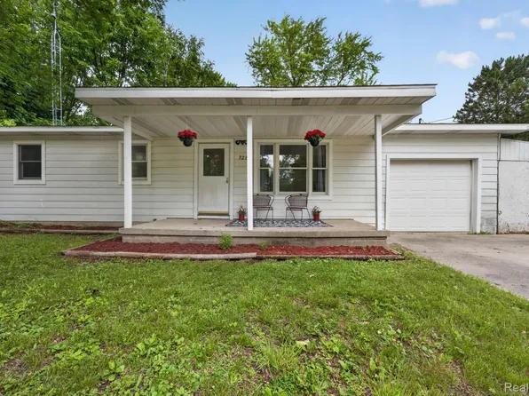 9288 Hilda Ln, Flushing, MI 48433