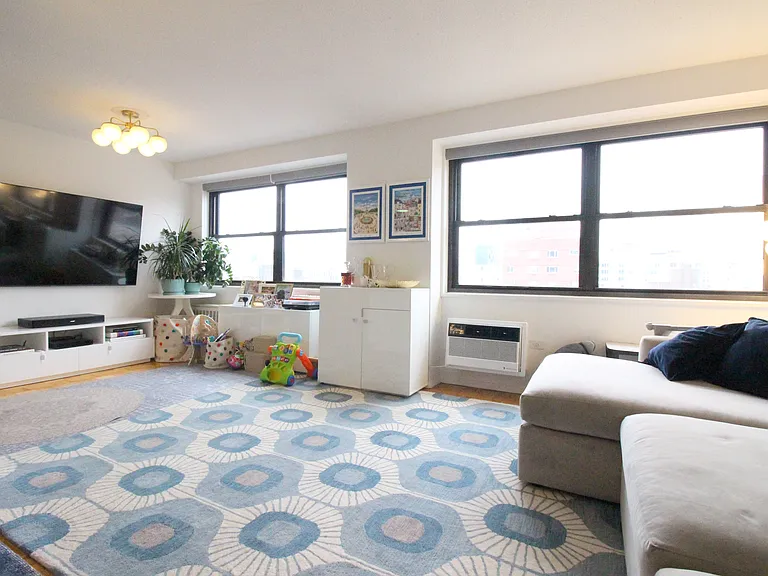 401 2nd Ave #24G — Photo 3