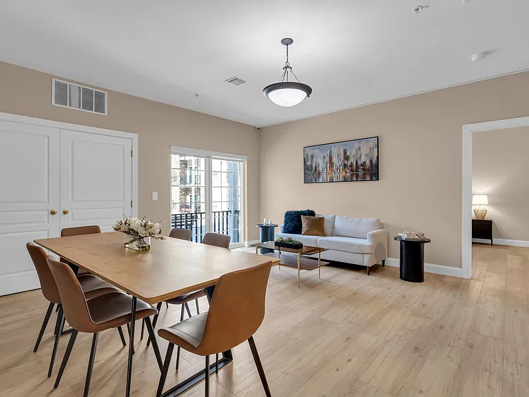 Washington Square Apartments — Photo 10