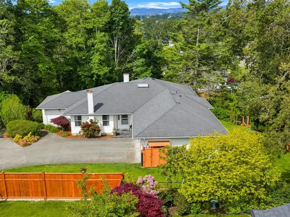 4008 Bow Rd, Saanich, BC V8N 3B1