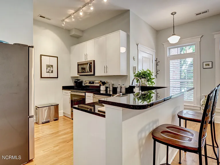 715 N 4th St #302 — Photo 12