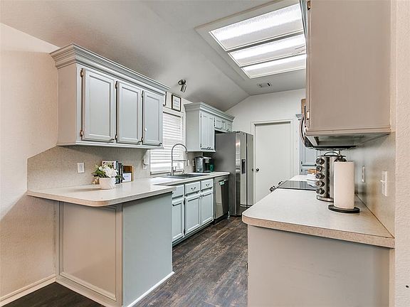 4th image of 541 NE 23rd Ter