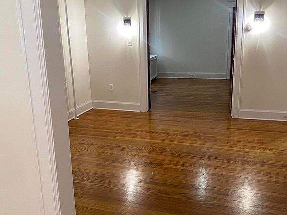 4th image of 594 Davis Ave