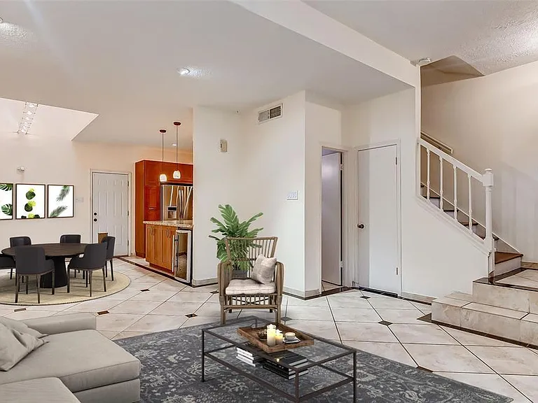 7350 Kirby Dr #5 — Photo 2