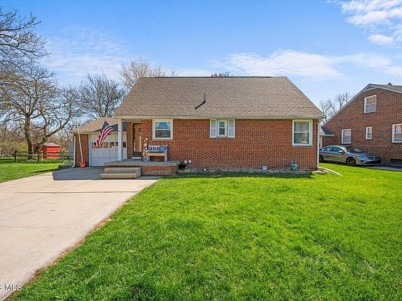 3rd image of 411 Hillside Dr