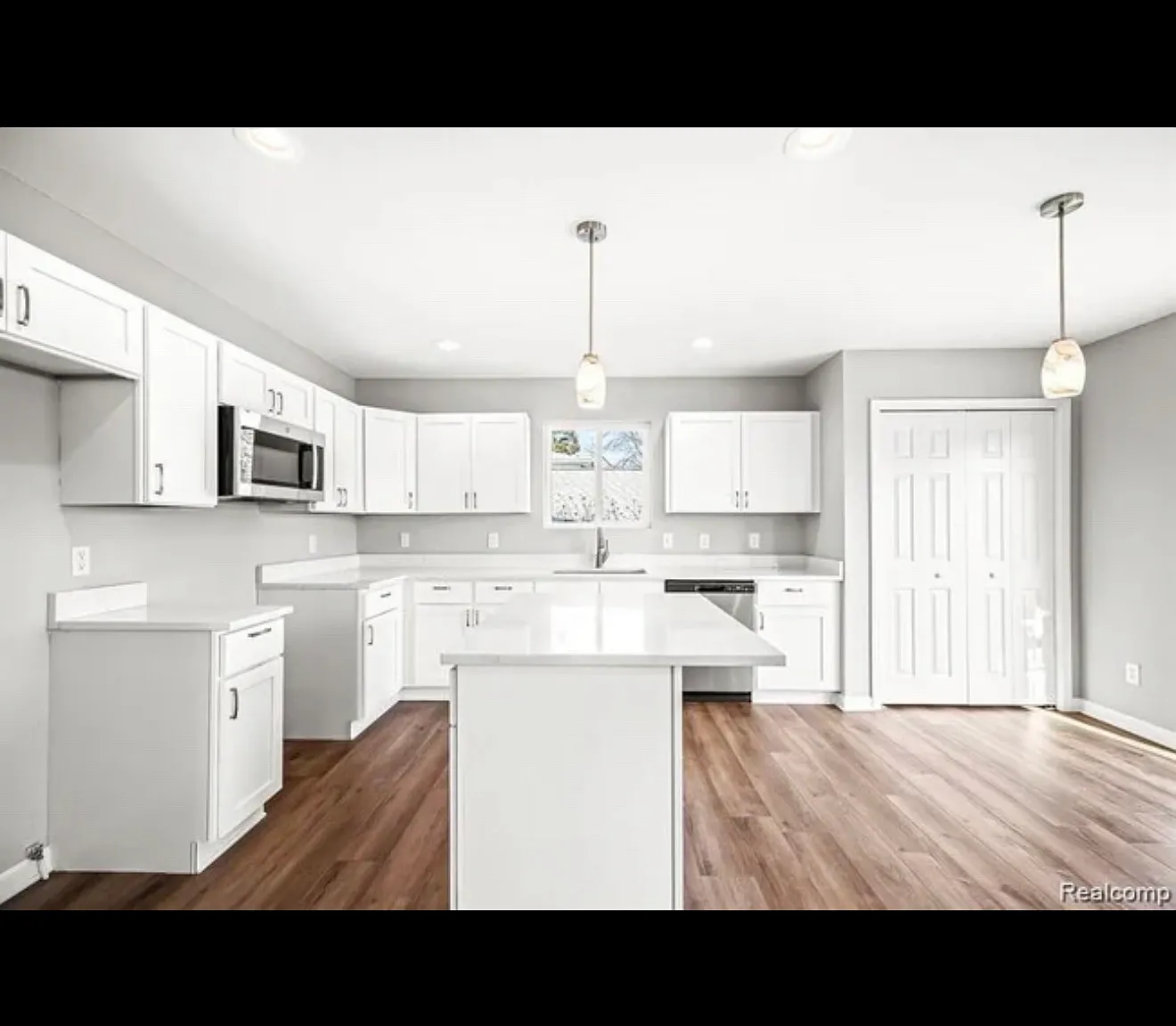 3 bed, 1400 sqft, $2,500 — Photo 2