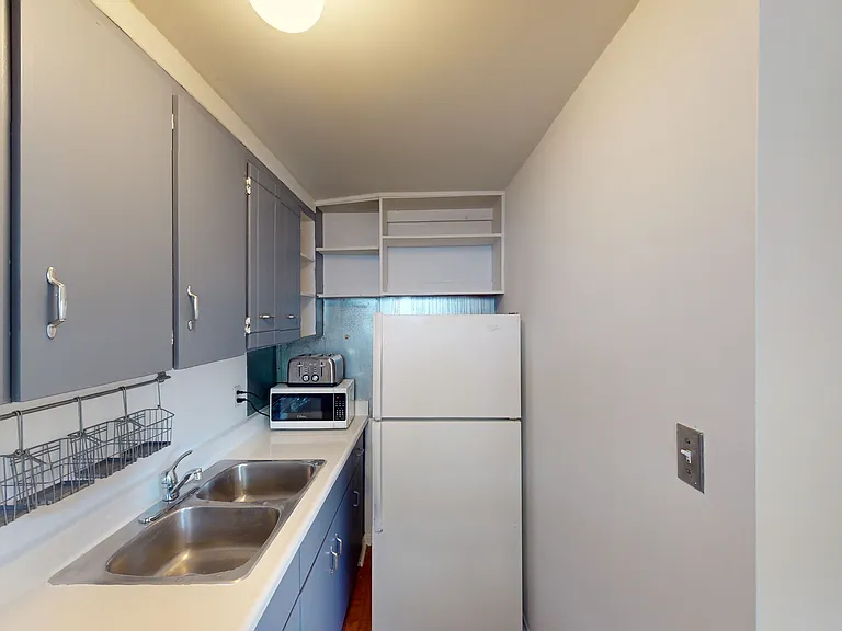 221 Bathurst St #4 — Photo 15