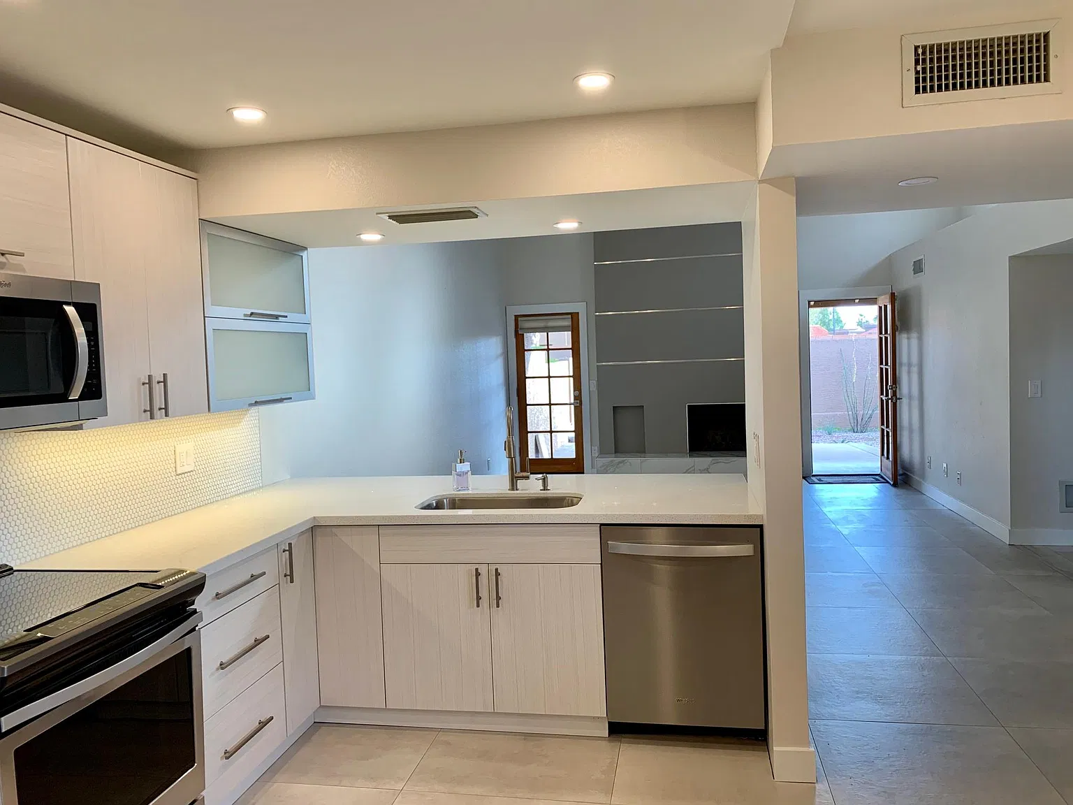 2 bed, 1100 sqft, $2,400 — Photo 2