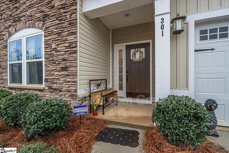 3 bed, 2.0 bath, 1555 sqft, $1,895 — Photo 2