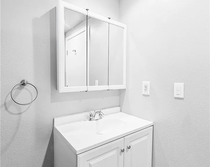 1407 Lakeside Ln — Photo 13