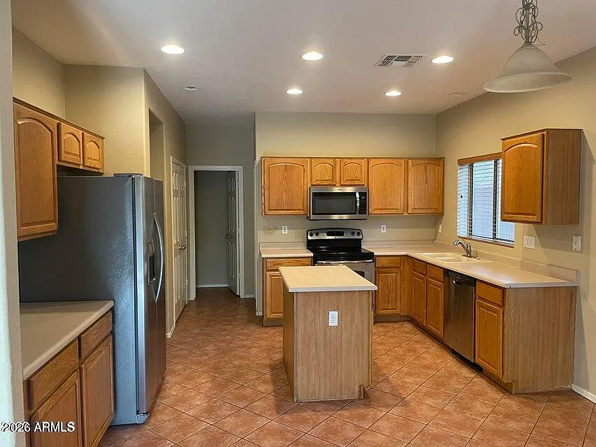 4 bed, 2.5 bath, 2139 sqft, $2,445 — Photo 3