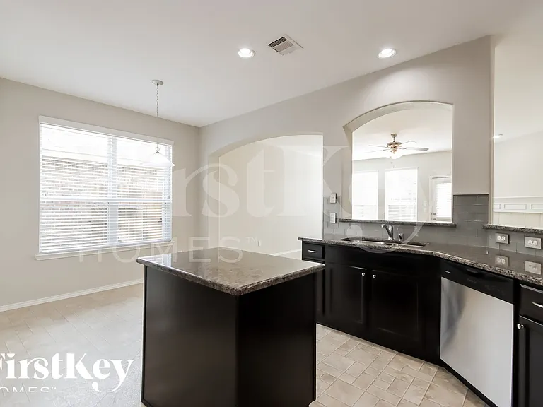 2526 Cold River Dr — Photo 6