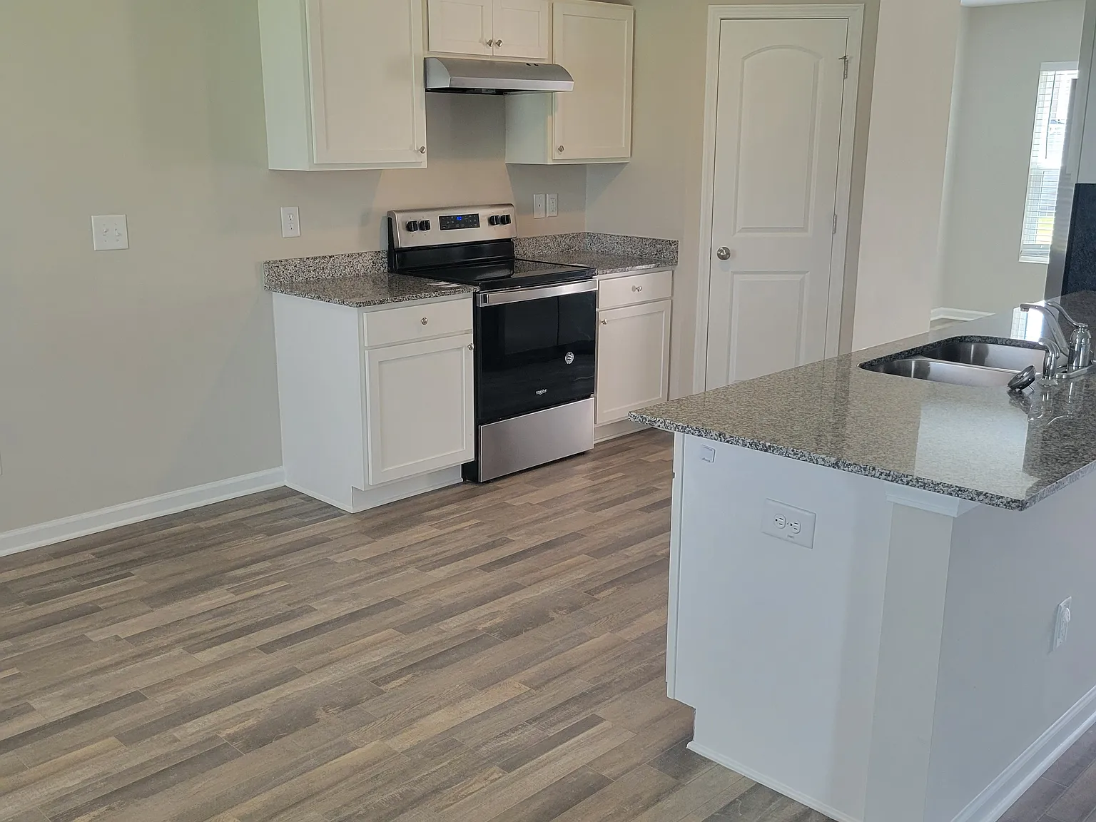 5 bed, 2217 sqft, $2,295 — Photo 2