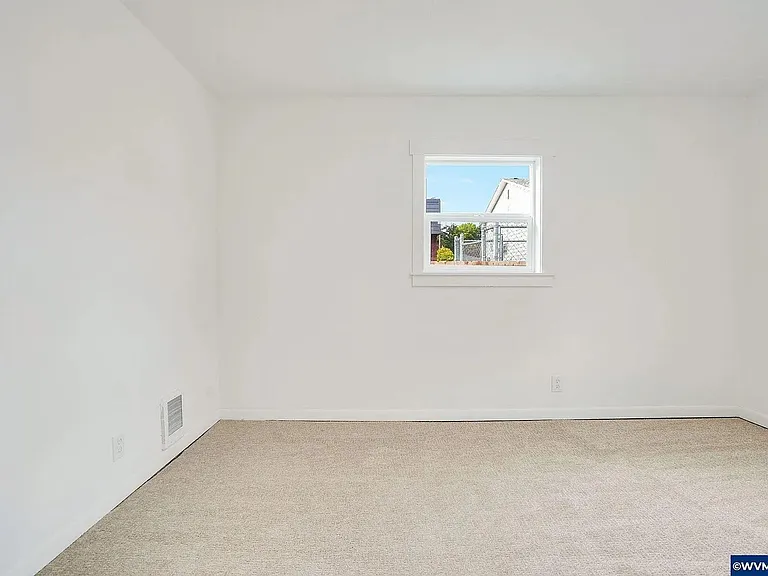 242 Jackson St E — Photo 26