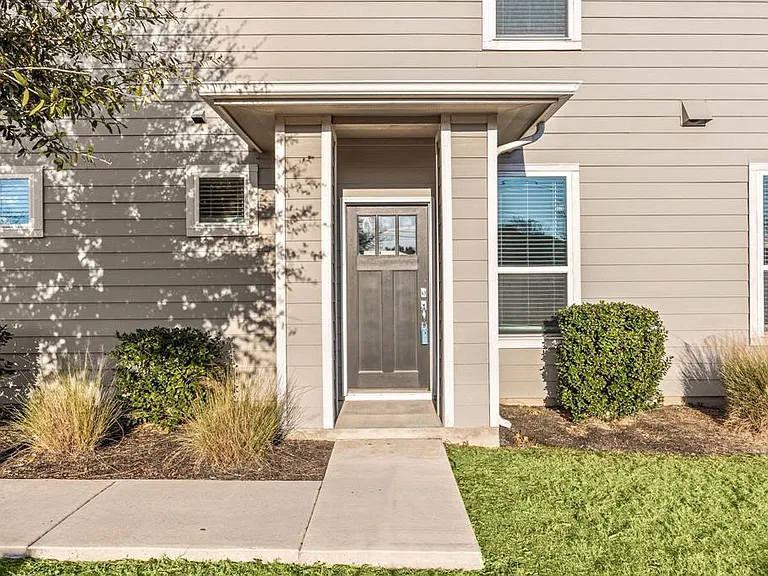 1501 Roseburg Dr — Photo 3
