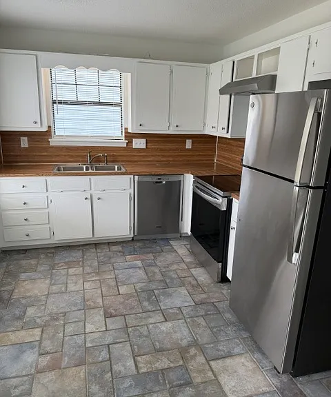 2430 Hampstead Dr — Photo 3