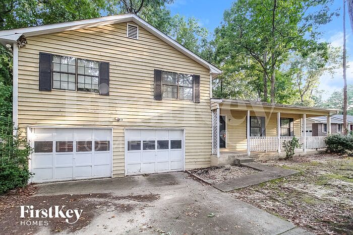 1st image of 1070 Oak Grove Cir