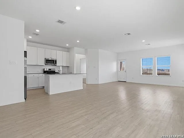 4 bed, 3.0 bath, 1914 sqft, $1,950 — Photo 1