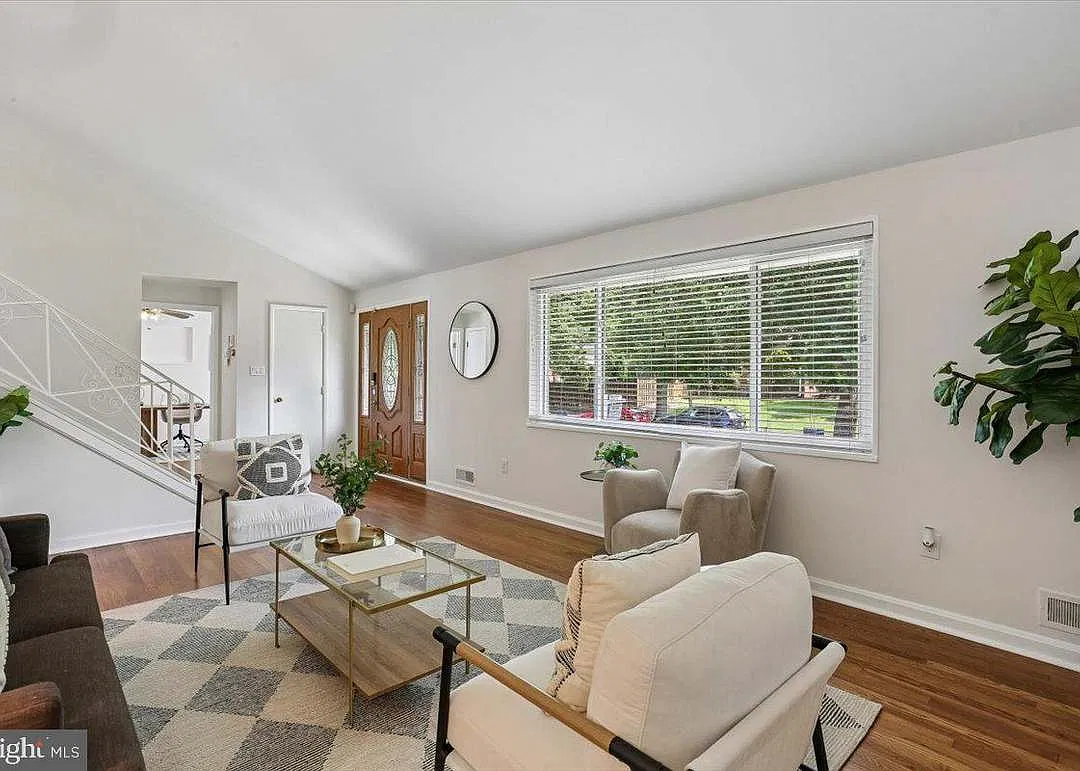 7 bed, 2396 sqft, $1,100 — Photo 4