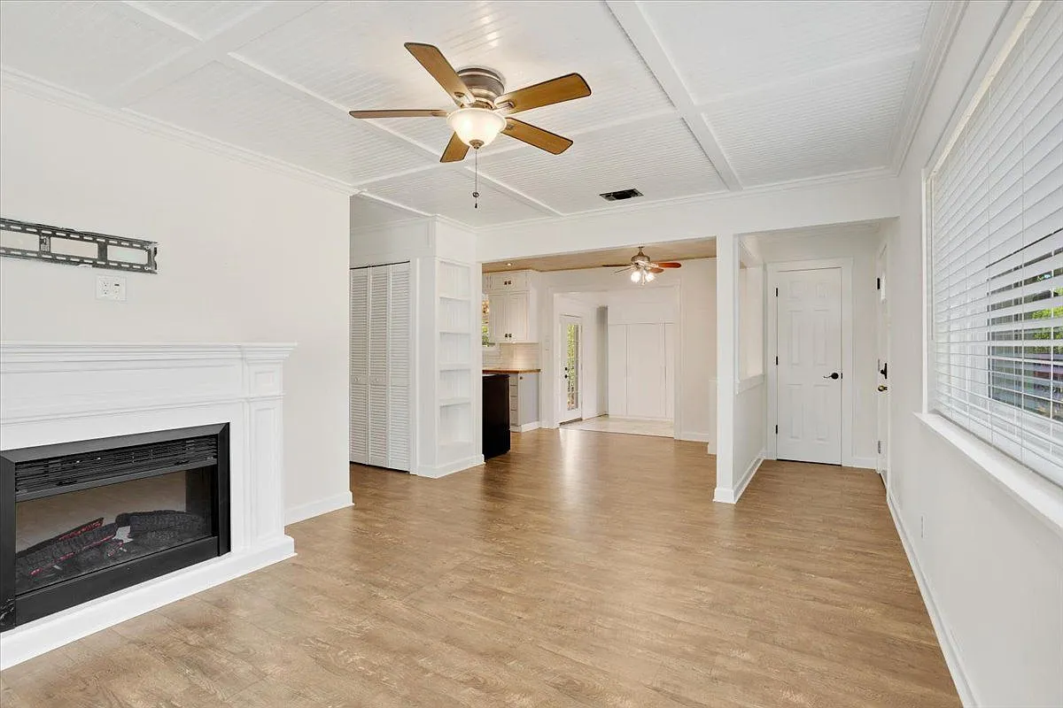 3 bed, 1.0 bath, 1239 sqft, $1,300 — Photo 2