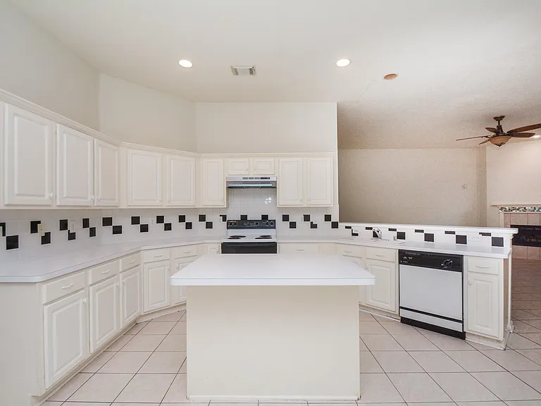 918 Tennyson Dr — Photo 12