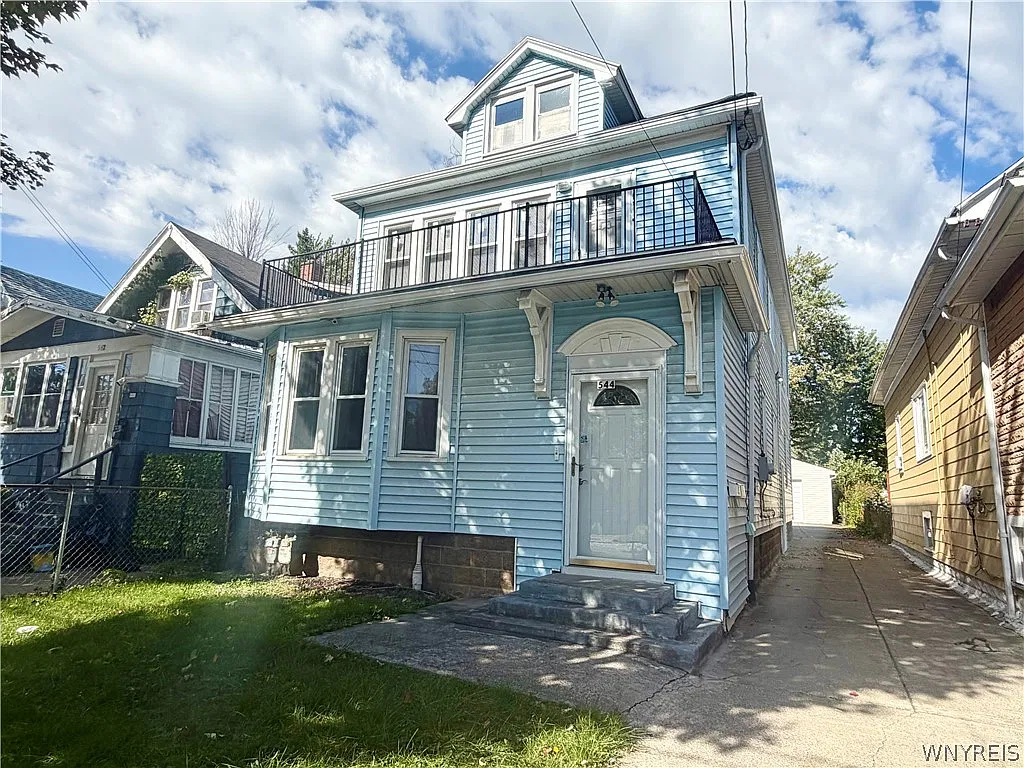 3 bed, 1.0 bath, 2228 sqft, $1,300 — Photo 2