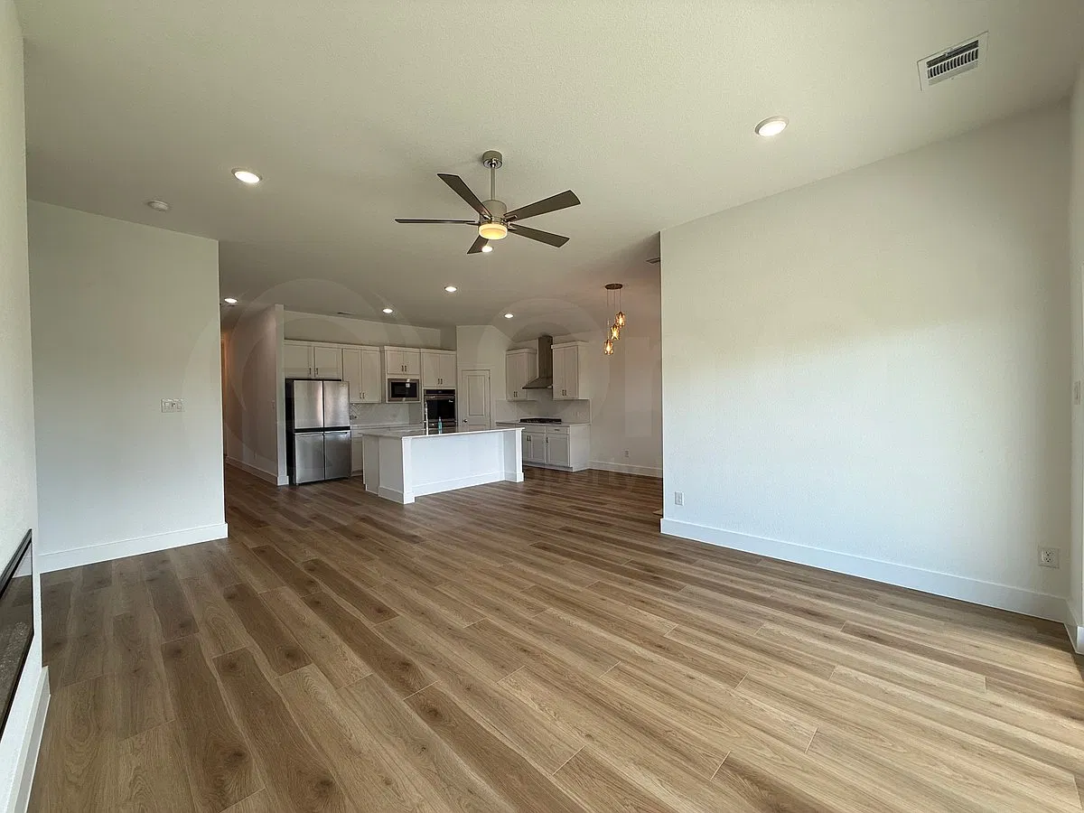 4 bed, 2.5 bath, 2056 sqft, $2,600 — Photo 4
