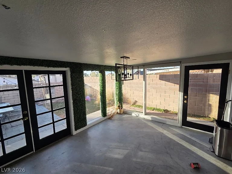 553 Grimsby Ave — Photo 9