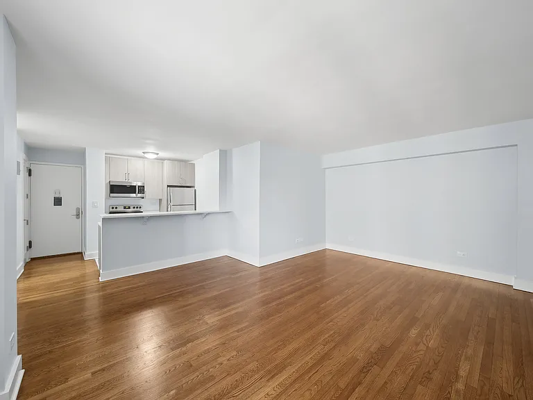 1540 Pelham Pkwy S #1K — Photo 1