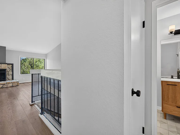 1512 Ashwood Dr — Photo 3