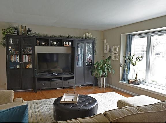 2nd image of 935 Holly Cir