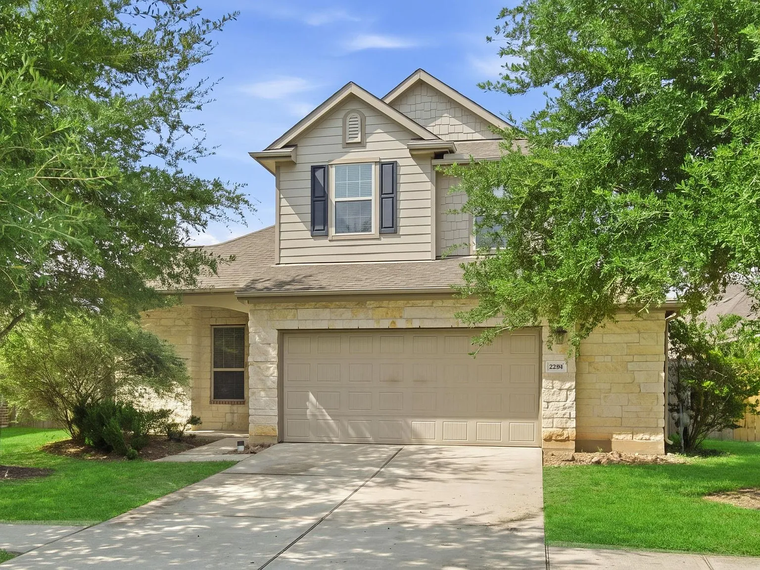 4 bed, 2.5 bath, 2190 sqft, $2,050 — Photo 2
