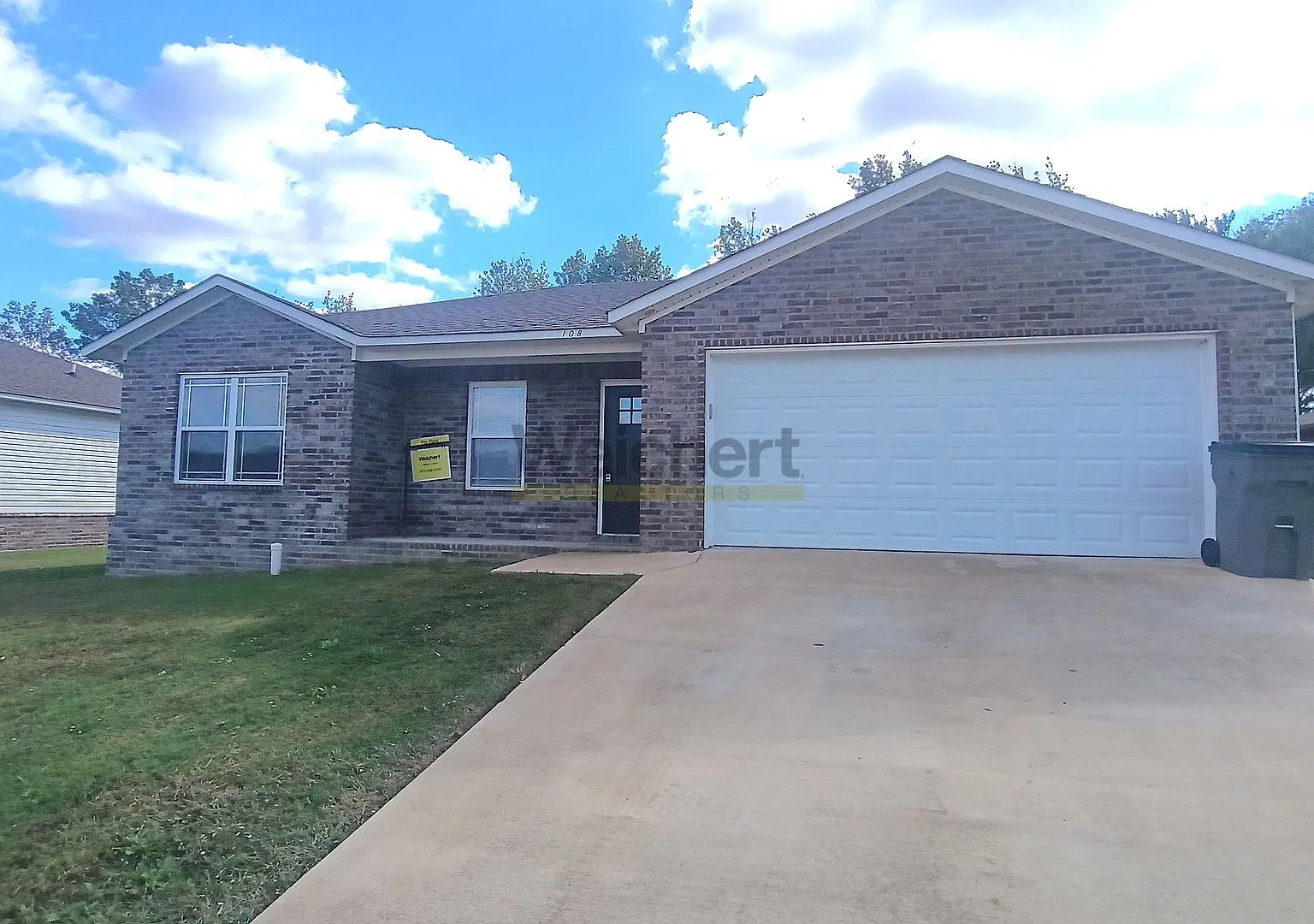 Spacious 4bed/2bath House with Fenced Backyard & Enclosed Garage — Photo 1