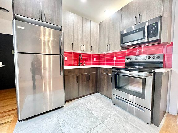5th image of 279 Kosciuszko St APT 204