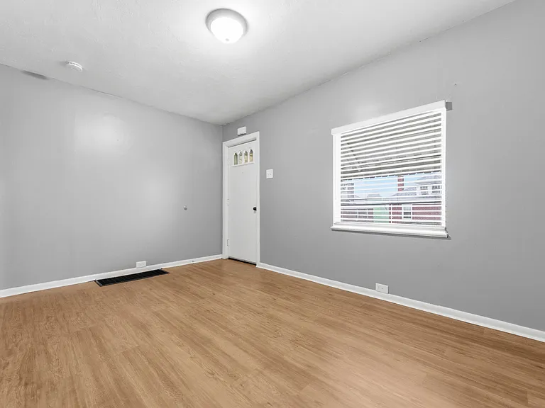 2725 Connecticut Ave — Photo 2