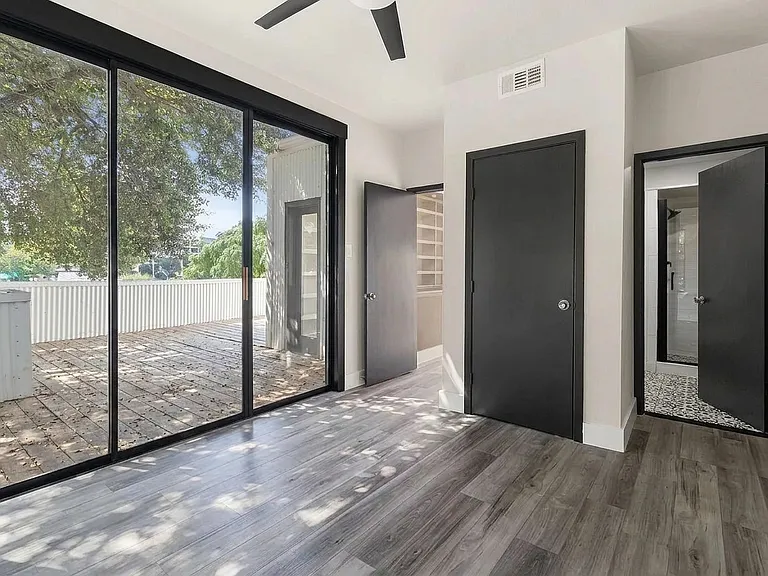 1023 Avenue B #1 — Photo 14