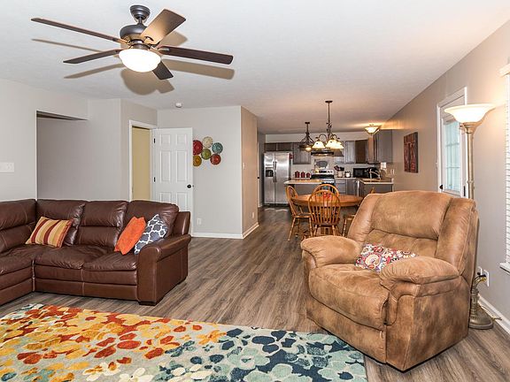 4th image of 13584 Sweet Briar Pkwy