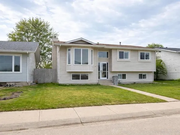 29 N Lyons Cres, Whitecourt, AB T7S 1B9