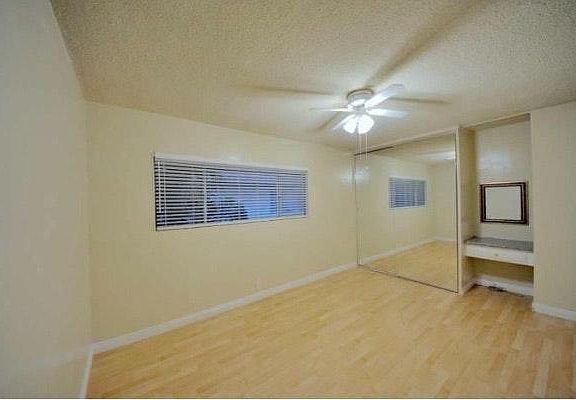 Spacious bedroom with closit