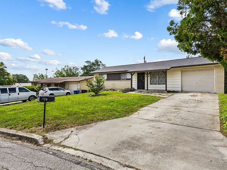 4518 Clear Spring Dr — Photo 3