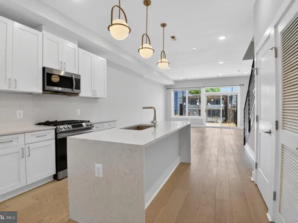 217 20th St NE APT 2, Washington, DC 20002