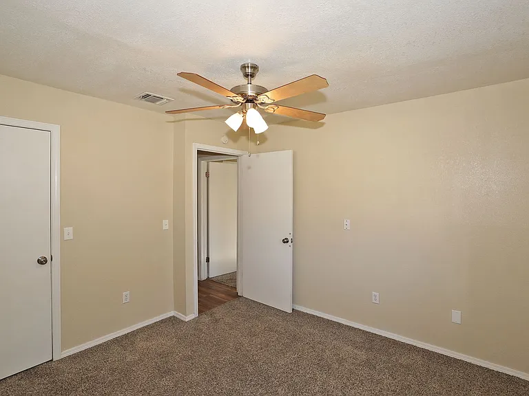 2905 Salem Dr — Photo 13