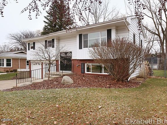 3rd image of 2224 Woodlawn Ave SE