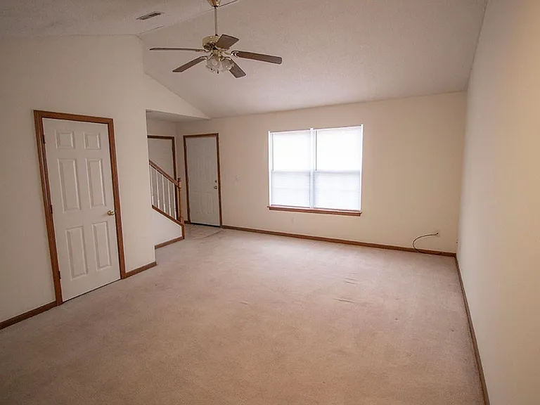 1318 Valley Creek Ln — Photo 4
